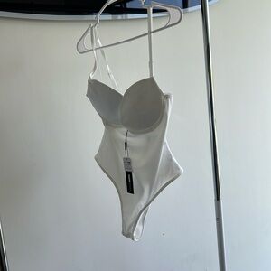 BRAND BEW FASHION NOVA BODYSUIT WHITE SIZE MED